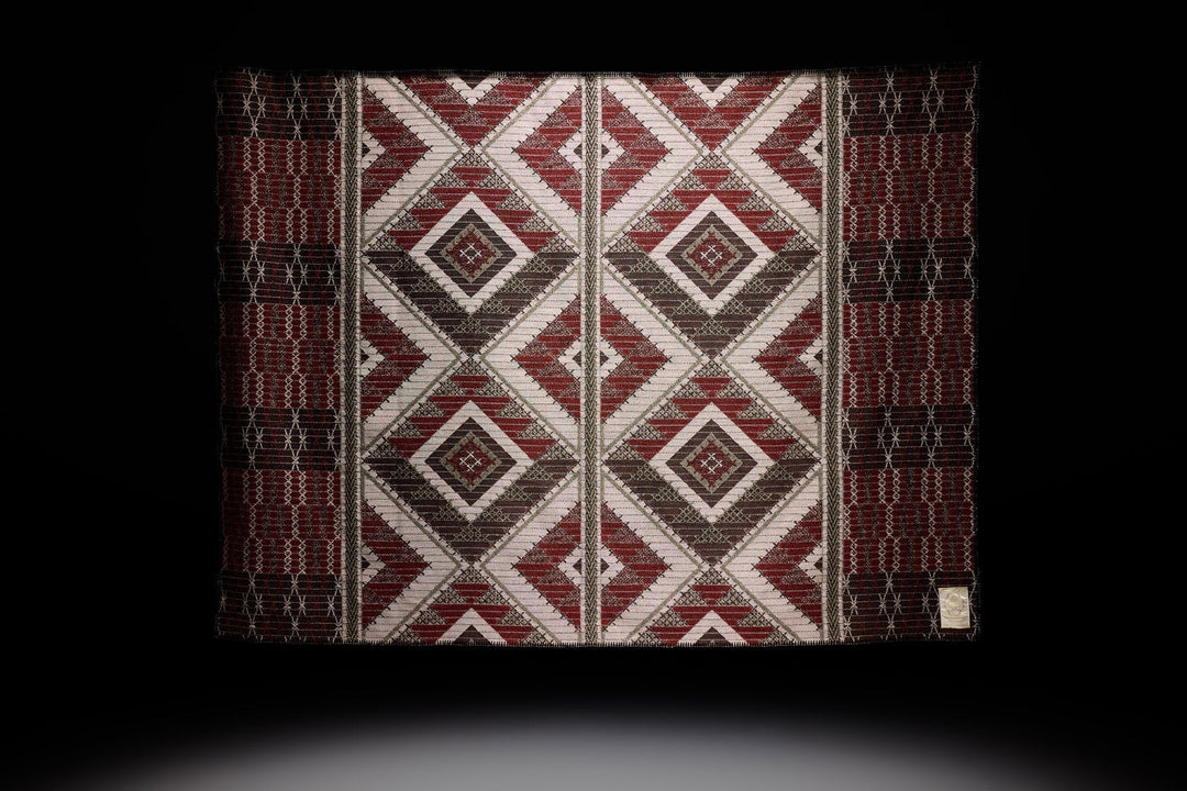 He kokonga ngākau - Behind the weave
